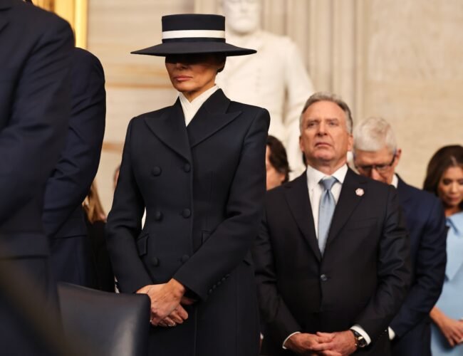 Melania Trump oculta la mirada con un sombrero carne de memes ‘made in USA’ para su retorno a la Casa Blanca