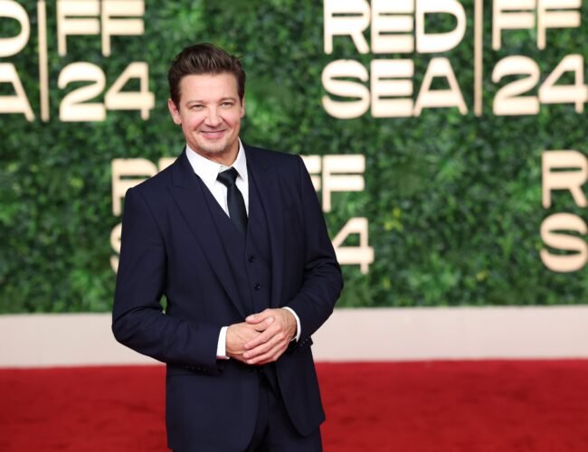 Jeremy Renner, su nueva vida y proyectos en el segundo aniversario del accidente que casi le cuesta la vida