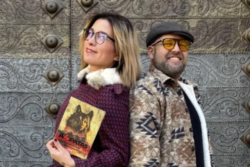 Tensión, nobleza y humor negro: «A 4 patas» cautiva al mundo literario