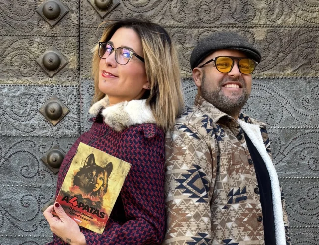 Tensión, nobleza y humor negro: «A 4 patas» cautiva al mundo literario