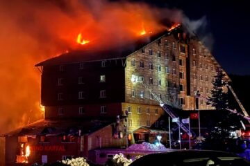 Al menos 76 muertos y más de 60 heridos en el incendio de un hotel en una estación de esquí en Turquía