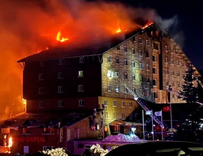 Al menos 76 muertos y más de 60 heridos en el incendio de un hotel en una estación de esquí en Turquía