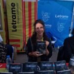 Raquel Quirós Pozo presentó su primera novela, Caminar, en la parada de la Editorial Letrame durante la Diada de Sant Jordi 2025
