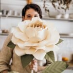 Cristina Velasco Mora, la artesana del papel que dejó una carrera como abogada por un trabajo manual y desconocido: “Gente que se dedique a esto y sobreviva hay muy poca”