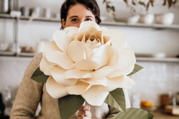 Cristina Velasco Mora, la artesana del papel que dejó una carrera como abogada por un trabajo manual y desconocido: “Gente que se dedique a esto y sobreviva hay muy poca”