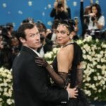 Dua Lipa confirma su boda y habla de su poco convencional anillo de compromiso: “Estoy obsesionada con él”