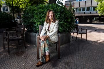 Mar España, exdirectora de la AEPD: “Si no les damos alcohol, tabaco o drogas a los 14 años, ¿por qué les regalamos un móvil?”
