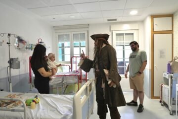 Johnny Depp vuelve a vestirse de Jack Sparrow para sorprender a los niños del Hospital Niño Jesús de Madrid