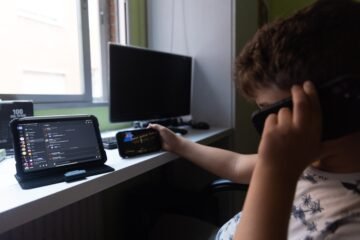 Un estudio asocia la alta adicción a las pantallas con ideas suicidas y problemas de salud mental en menores