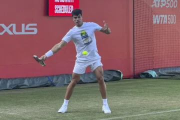 El primer día de Alcaraz en hierba este 2025: un entrenamiento suave antes de su debut Queen's