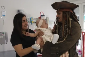 El actor Johnny Depp visita por sorpresa a pacientes del Hospital Niño Jesús vestido de Jack Sparrow