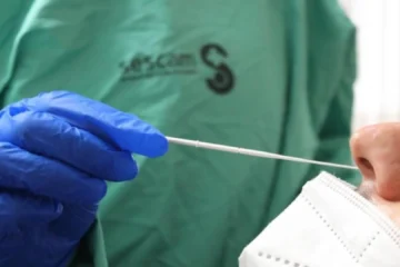 El síntoma que aparece &quot;tres veces en 24 horas&quot; y que puede ser un signo de la variante 'Nimbus' de la covid