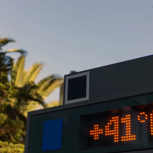 Las olas de calor como la que afecta a España aumentan el riesgo de infarto en adultos jóvenes, según un estudio