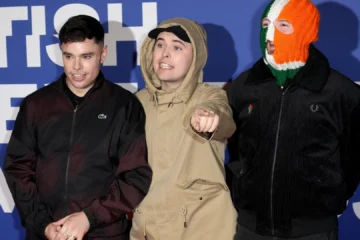 Un miembro de la banda irlandesa Kneecap comparece ante la Justicia acusado de terrorismo
