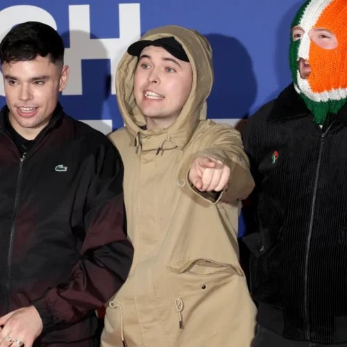 Un miembro de la banda irlandesa Kneecap comparece ante la Justicia acusado de terrorismo