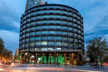 CaixaBank vende 100 obras de arte en una exposición solidaria para el Banco de Alimentos