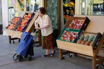 El supermercado, que lidera las subidas en la UE, y el apagón de abril disparan la inflación en España