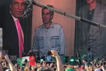 El grupo Dropkick Murphys proyecta imágenes de Trump y Epstein juntos durante su canción ‘First Class Loser’ y con ‘recado’ incluido