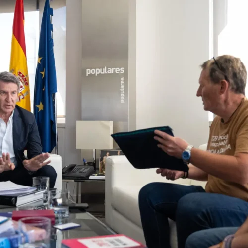 Feijóo promete a las víctimas de la DANA ayudar a que Mazón y Sánchez coordinen mejor sus planes de reconstrucción