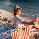 ¿Cómo proteger el móvil del agua o el calor en la playa? Los accesorios que no deben faltar