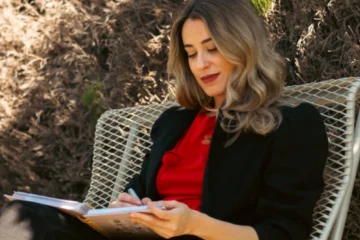Ángela Fernández Torres debuta como autora con una obra que transforma el bienestar personal
