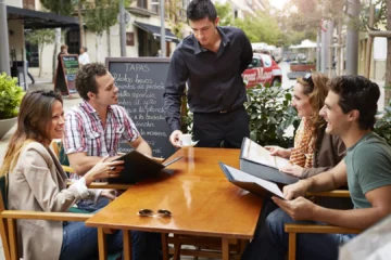 Qué significa que las personas ayuden los camareros a recoger la mesa, según la psicología