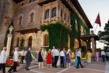 La princesa Leonor y la infanta Sofía debutan como anfitrionas en la recepción de los Reyes en Marivent