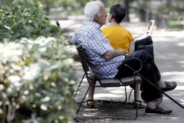 Los adultos jóvenes, recelosos con los impuestos; los jubilados, satisfechos por las pensiones