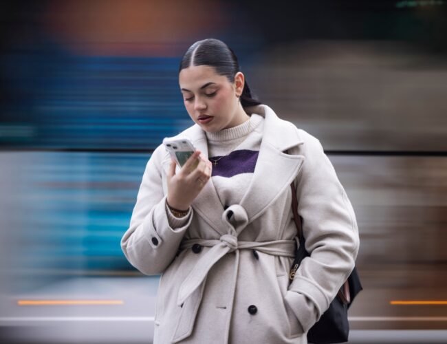 Los jóvenes que intentan desintoxicarse de los móviles: “Me pregunté si sería capaz de vivir desconectado”