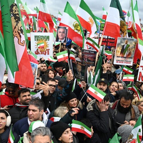 Cientos de miles de manifestantes iraníes rodean la Conferencia de Múnich al grito de «Mujer, vida y libertad» con la presencia de Reza Pahlavi