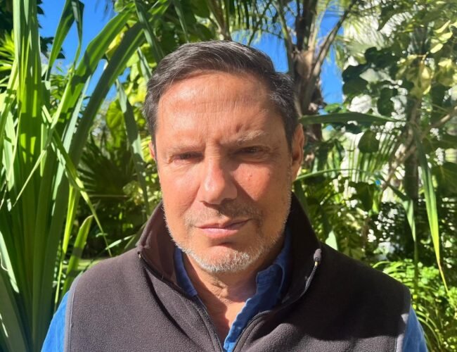 Diego A. Covarrubias explora el humor, la locura y la fragilidad humana en su nueva obra literaria