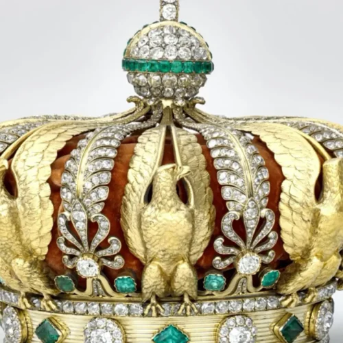 El Museo del Louvre muestra los daños que sufrió la corona de la emperatriz Eugenia y cómo será su restauración