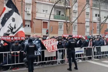 Cientos de aficionados del Rayo protestan y piden la dimisión de Martín Presa en Vallecas: «Vete ya»