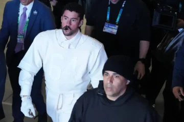 Bad Bunny vistió un conjunto diseñado por Zara durante el espectáculo del Super Bowl