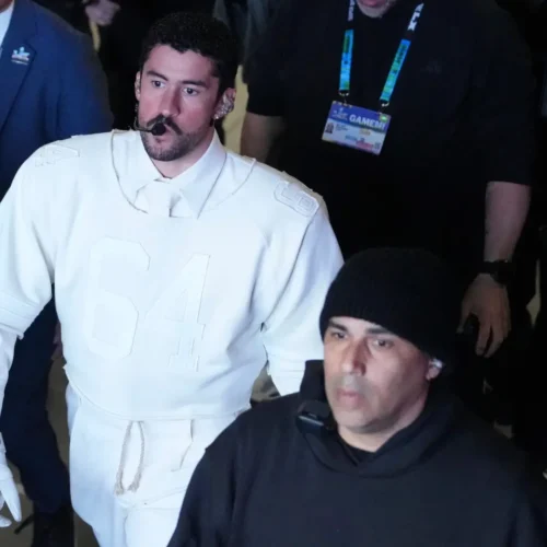 Bad Bunny vistió un conjunto diseñado por Zara durante el espectáculo del Super Bowl