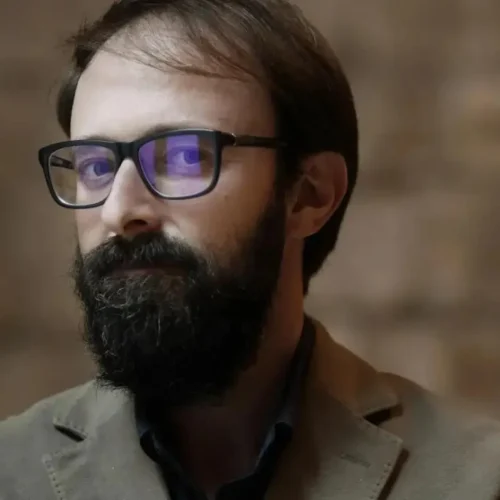 Juan Manuel Gil regresa con un personaje pintoresco y oscuro, ‘Majareta’: «El humor te permite acercarte al dolor y lo insoportable»