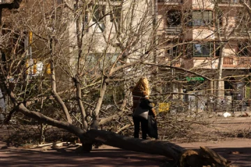 La borrasca Nils se cobra la primera víctima: muere la mujer que estaba crítica en Barcelona tras caerle el techo de una nave