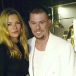 A subasta el armario de Alexander McQueen: el traje que Kate Moss quemó con un cigarrillo se apunta como la estrella de la puja