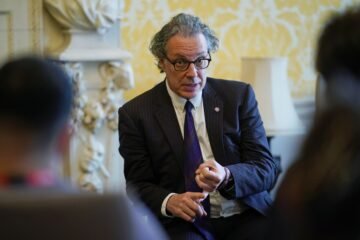 Un padre que perdió a su hija por la mala influencia de las redes sociales cree que prohibirlas no es la solución