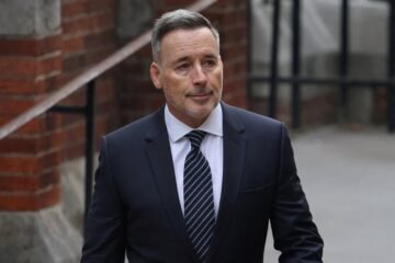 David Furnish acusa al ‘Daily Mail’ de titulares “homófobos” y su esposo, Elton John, de actuar más allá de la “decencia humana”