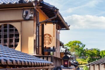 Pizzas reducidas, Starbucks con logo marrón y Zara con tatami: las exigencias del mercado japonés