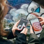 Guía para acompañar a los hijos en el uso de pantallas: de un contrato familiar a desconectar una hora antes de dormir