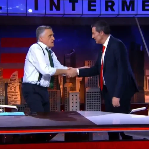 ‘Pedro Sánchez’ irrumpe en ‘El Intermedio’ «para decir alto y claro: no a la guerra, no a Trump y no a más películas de superhéroes»