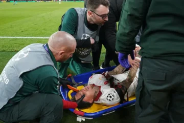 Escalofriante imagen en Anfield: el futbolista Noa Lang sufre la amputación de un dedo tras chocarse con una valla publicitaria