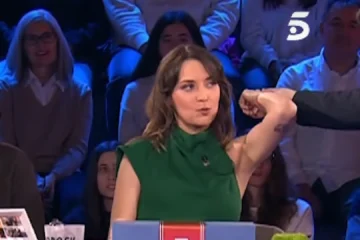 Una concursante de ‘¡Allá tú!’ se tatúa una caja del programa: «Esto pasó ayer en el hotel a las 2 de la madrugada»