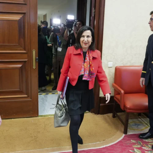 Robles admite que las bases de Rota y Morón siguen en funcionamiento pero con la «limitación» de no «favorecer» la guerra