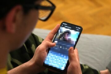 Así viven los adolescentes el acceso a la pornografía en sus móviles: “No recuerdo cuándo fue la primera vez”