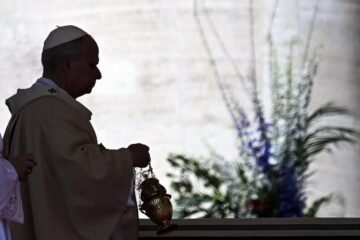 El Papa León XIV en su primer Domingo de Pascua: «¡Quienes tienen el poder de desatar las guerras elijan la paz!»