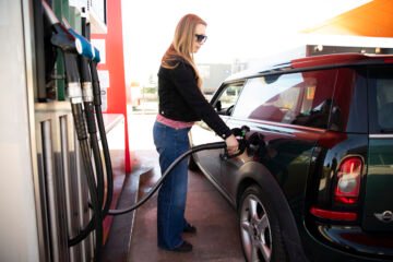 De 20 euros a 1,15 de ahorro: el precio del diésel sigue subiendo en España y diluye ya la rebaja del Gobierno