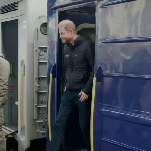 El príncipe Harry vuelve a viajar por sorpresa a Kiev para apoyar a Ucrania por «defender con valentía el flanco oriental de Europa»